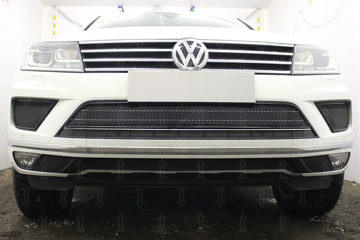 Защитная сетка радиатора ProtectGrille Premium центральная часть для Volkswagen Touareg (2014-н.в. Черная)