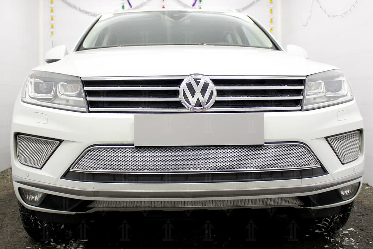 Защитная сетка радиатора ProtectGrille Premium центральная часть для Volkswagen Touareg (2014-н.в. Хром)