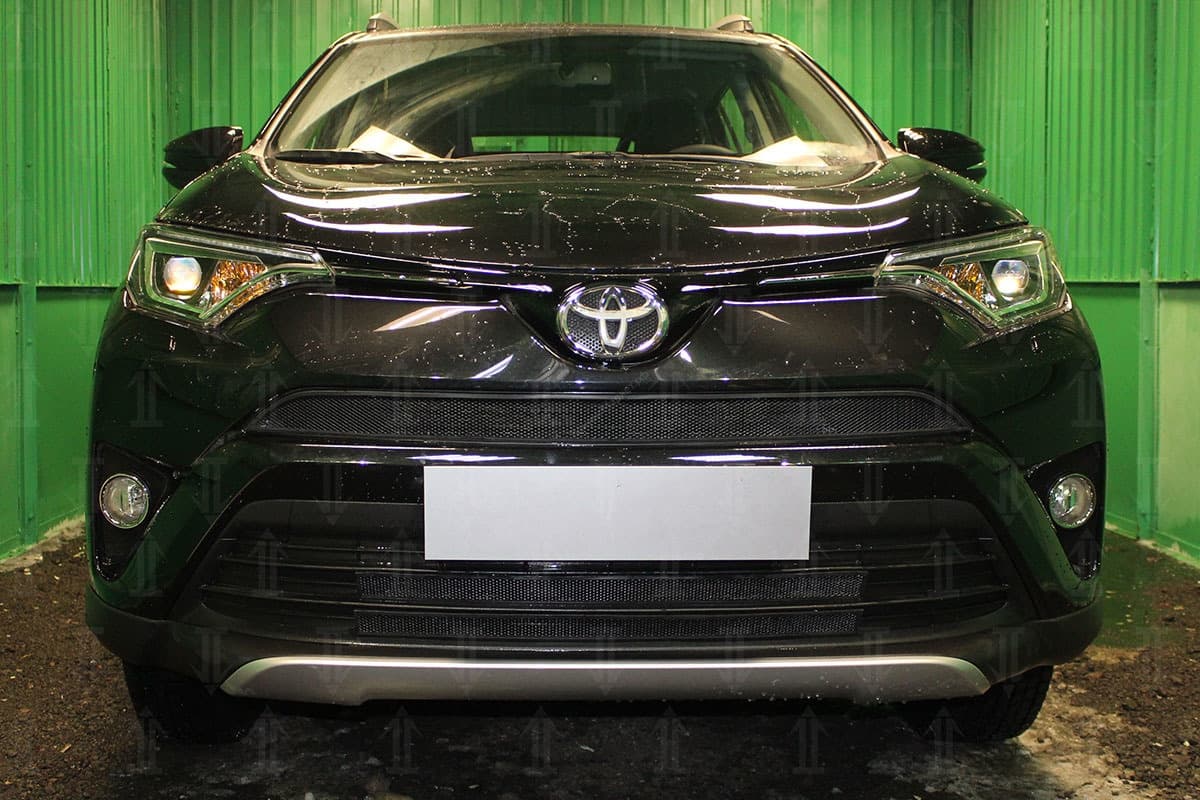 Защитная сетка радиатора ProtectGrille нижняя для Toyota RAV4 2 части (2015-2019 Черная)