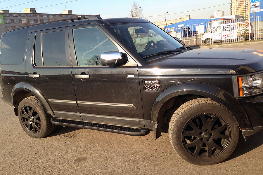 Пороги алюминиевые (Sapphire Black) для Land Rover Discovery 3