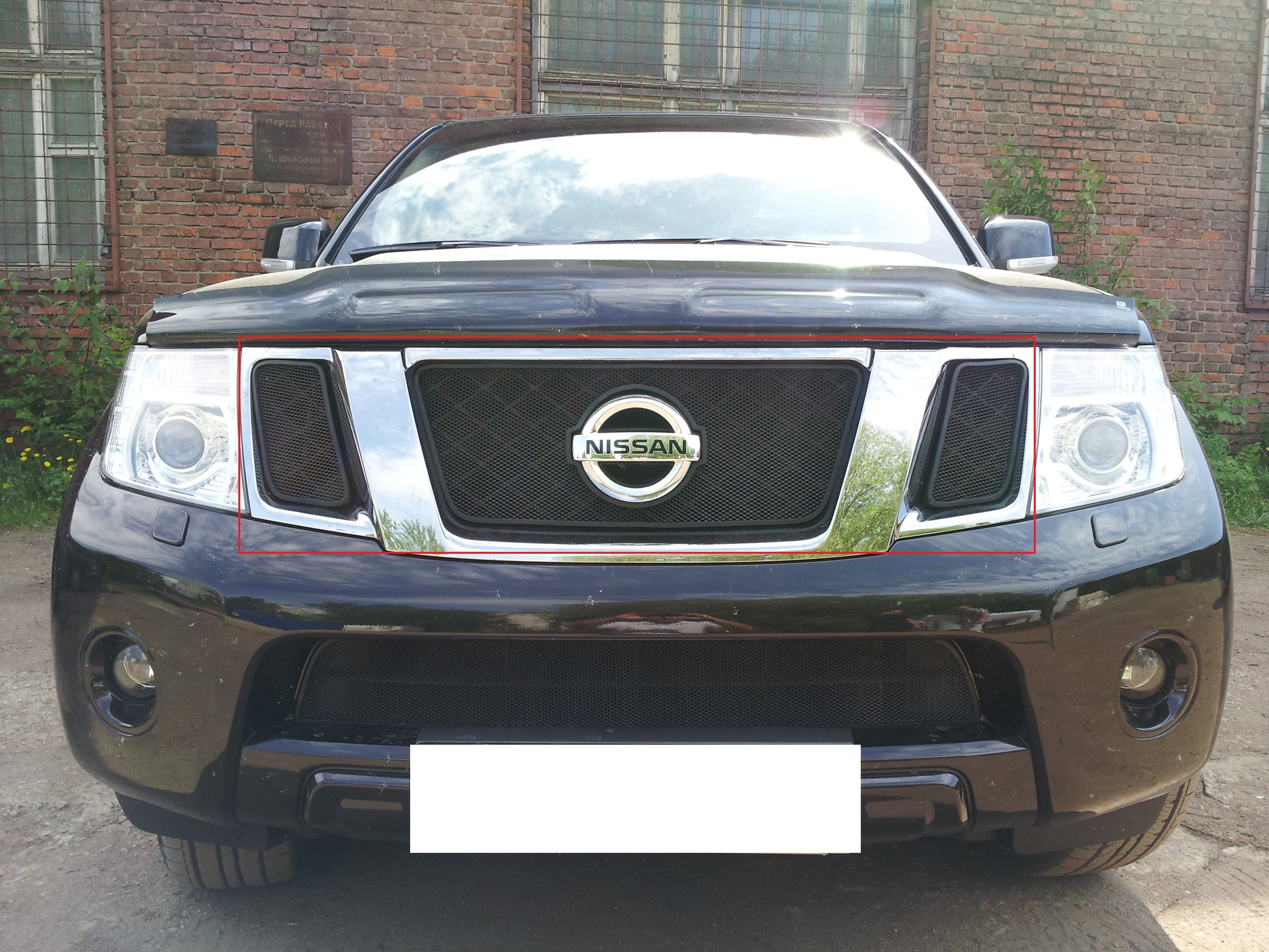 Защитная сетка радиатора ProtectGrille верхняя для Nissan Pathfinder (2011-2014 Черная)