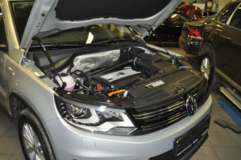 Газовые упоры (амортизаторы) капота A-ENGINEERING для Volkswagen Tiguan (2011-2016)