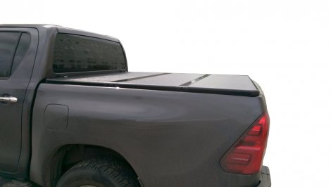Жесткая трехсекционная крышка кузова KRAMCO для Toyota Hilux Revo