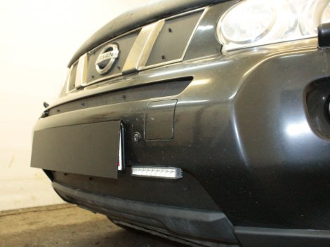 Зимняя защита радиатора ProtectGrille верхняя для Nissan X-Trail (2007-2010 Черная)
